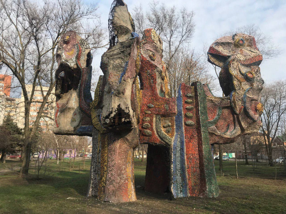 В Ростове начали консервировать мозаичную скульптуру «Дерево жизни»