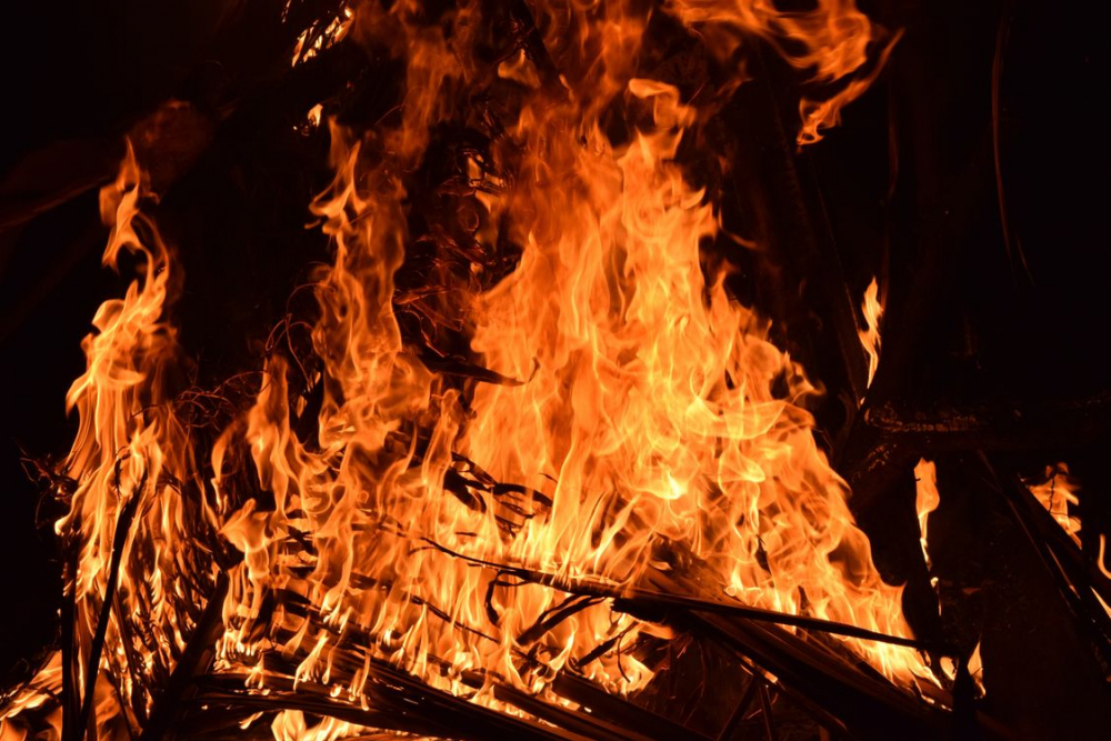 Пожарные тушат двухэтажную баню, загоревшуюся в Ростове