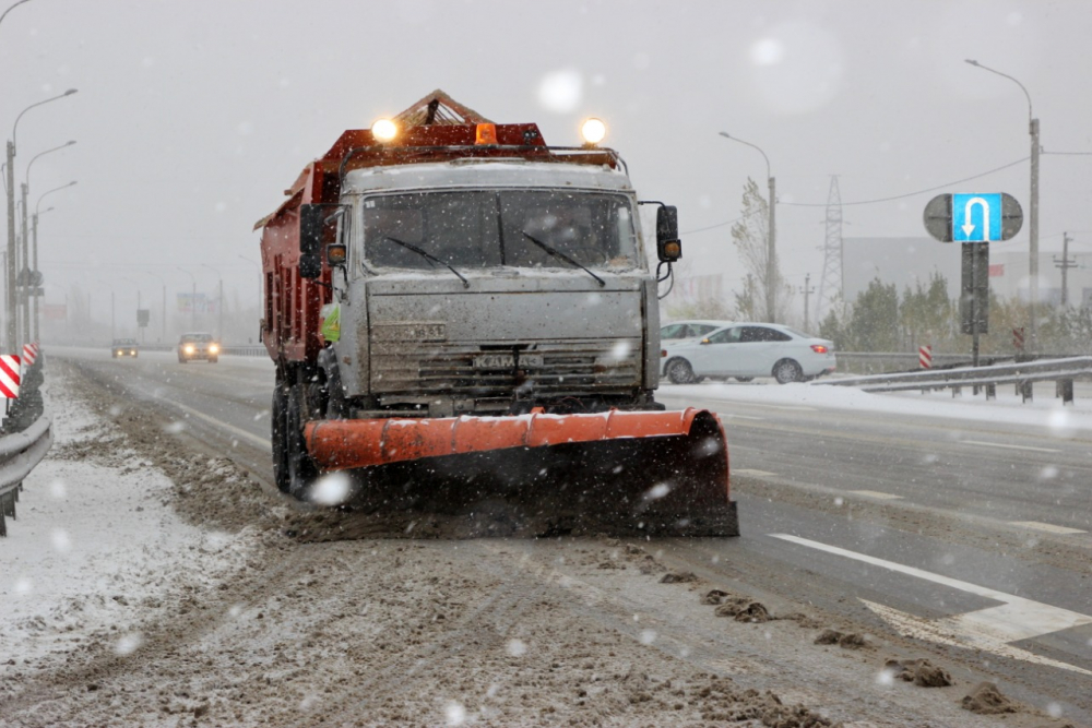 Последствия снегопада на федеральных трассах в Ростовской области убирают 43 спецмашины