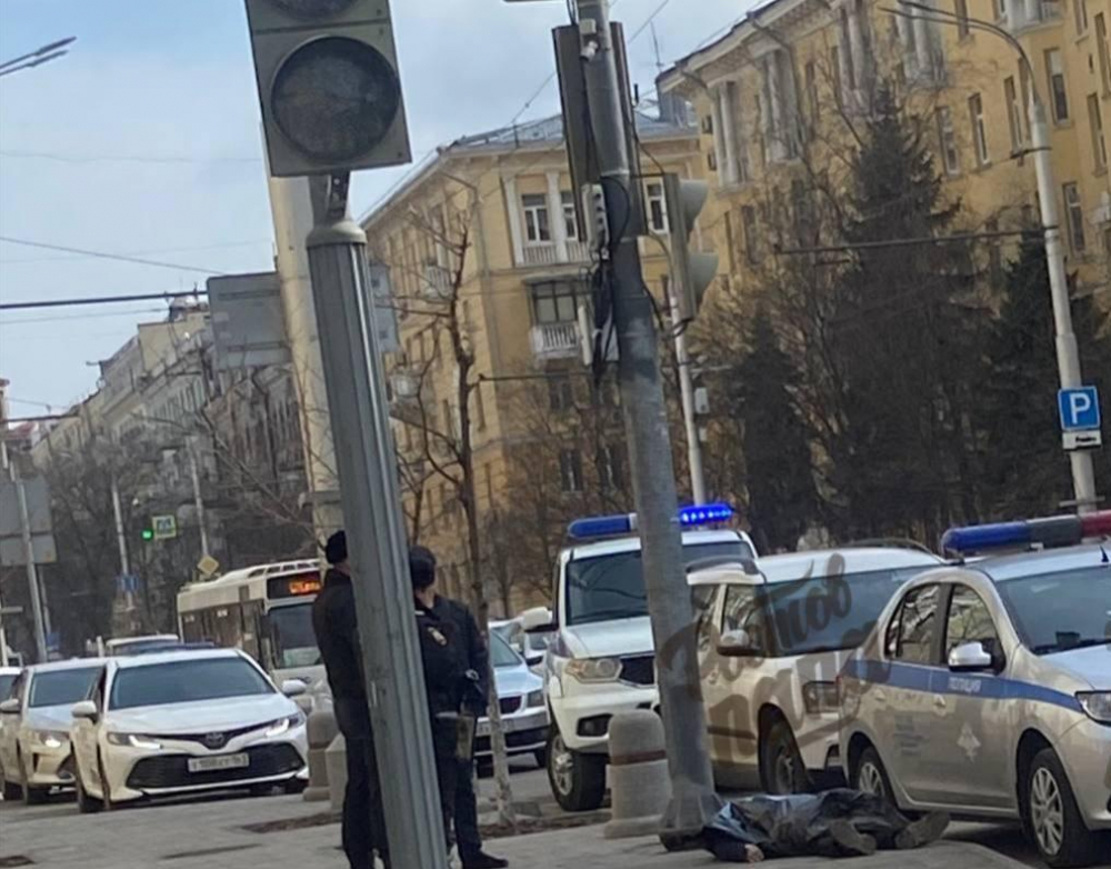 В центре Ростова рядом со зданием ГУ МВД скончался мужчина