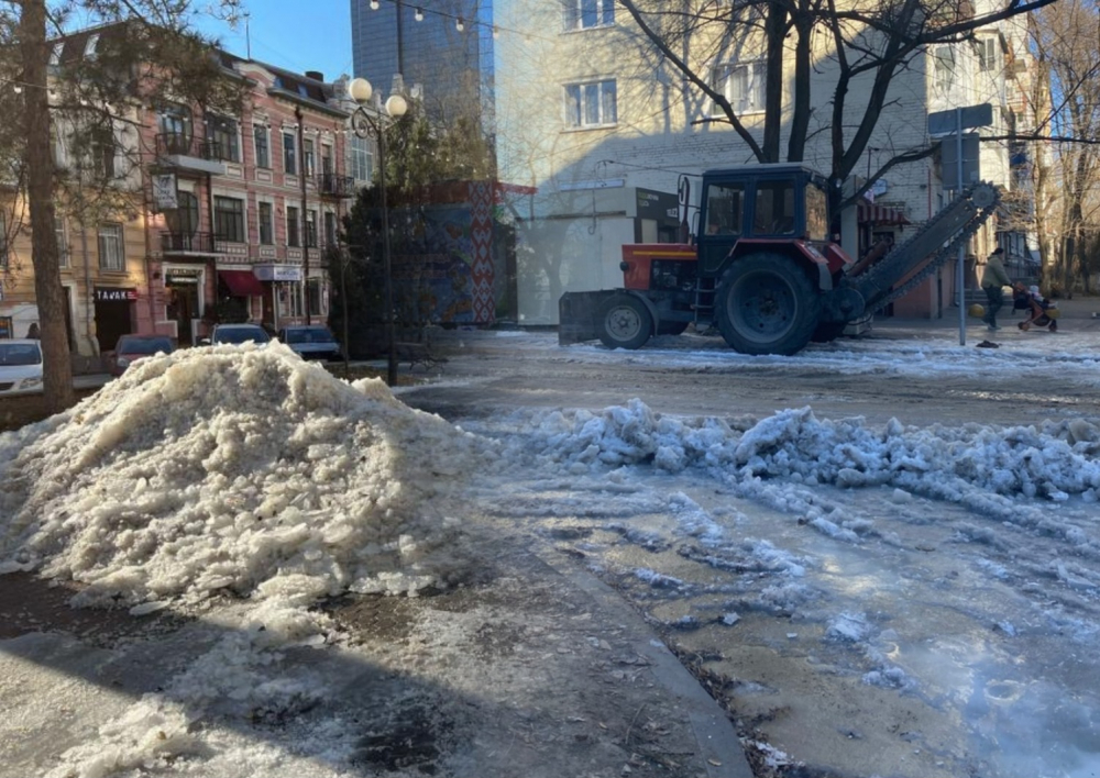 Ледяными сугробами покрылись улицы в нескольких районах Ростова