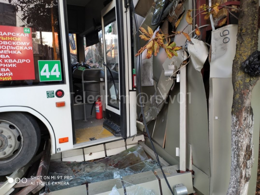 Водителя автобуса, который въехал в остановку в Ростове, до сих пор не нашли