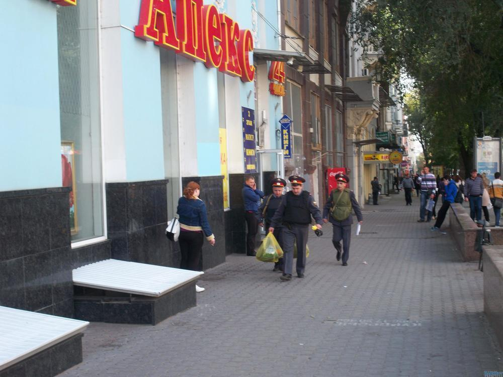 В центре Ростова из торгового центра эвакуировали посетителей