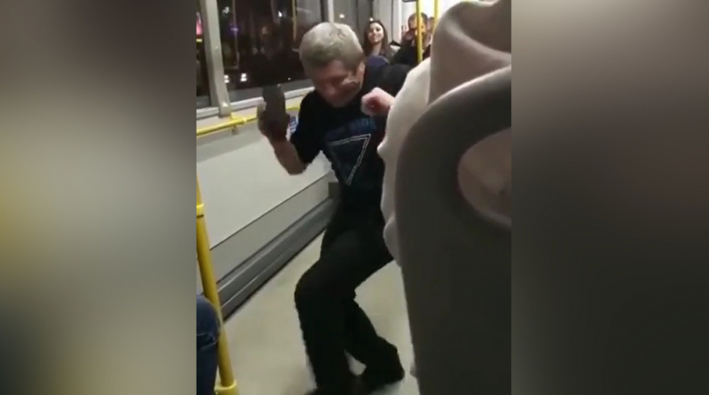 В Ростове горячие танцы одного из пассажиров маршрутки попали на видео