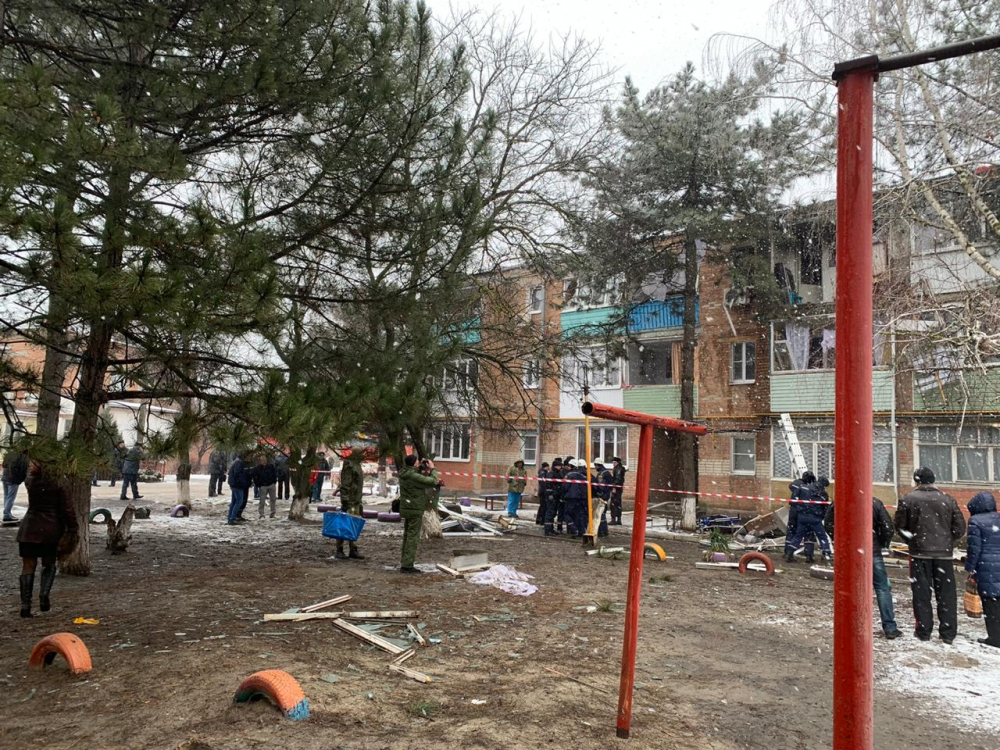 Появились кадры последствий взрыва в жилом доме в Азове