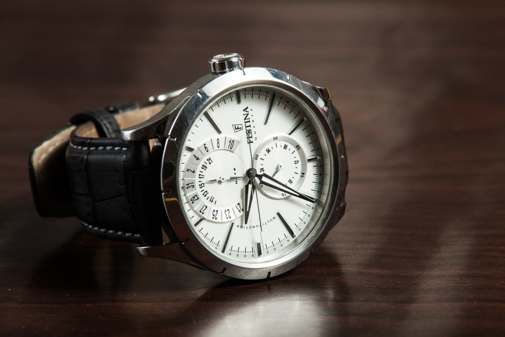 Ростовчанка примерила дорогие часы и «случайно» ушла с ними от продавца