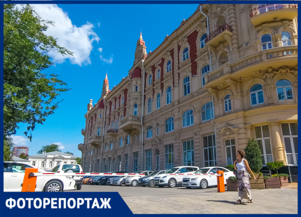 Мэрская стоянка: какие машины паркуются возле администрации Ростова