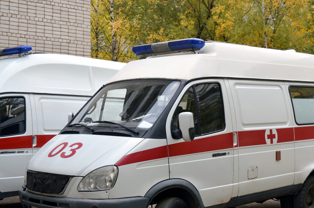 Мужчина выпал из окна многоэтажки в Ростове