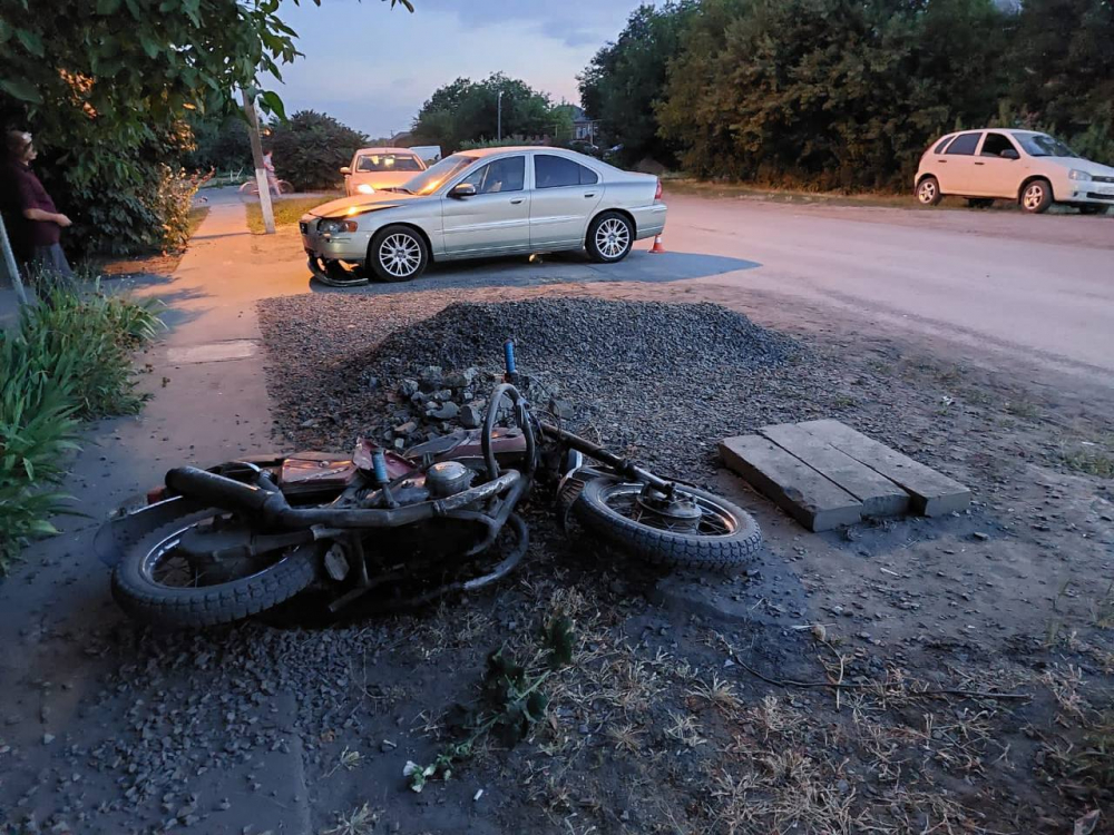 Водитель иномарки в Ростовской области сбил двух подростков на мотоцикле