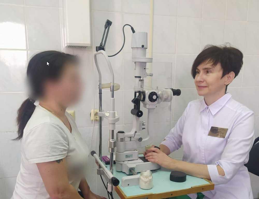 Ростовские врачи спасли зрение женщине с осколком стекла, попавшим в глаз