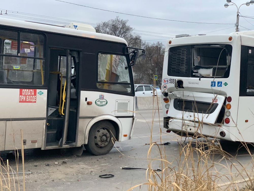 В столкновении двух автобусов в Ростове пострадали 13 человек