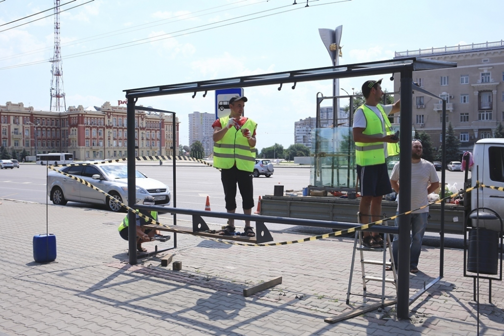 В центре Ростова ремонтируют остановки, установленные меньше года назад