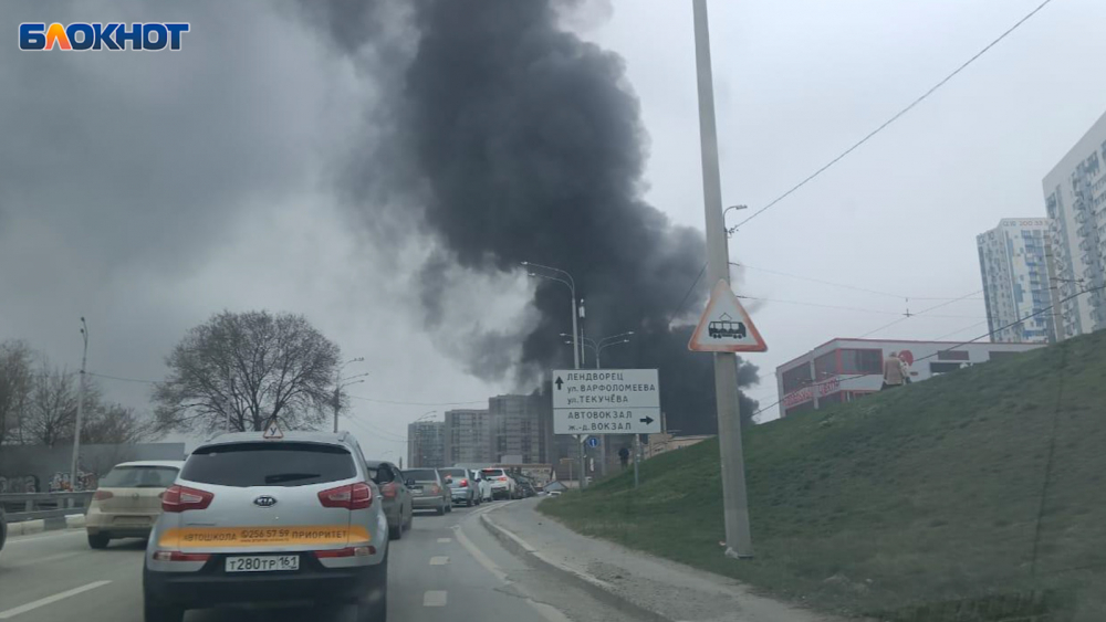 В Ростове загорелось здание погрануправления ФСБ по региону