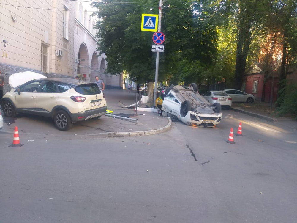 Машина «Яндекс.Такси» перевернулась после ДТП в центре Ростова