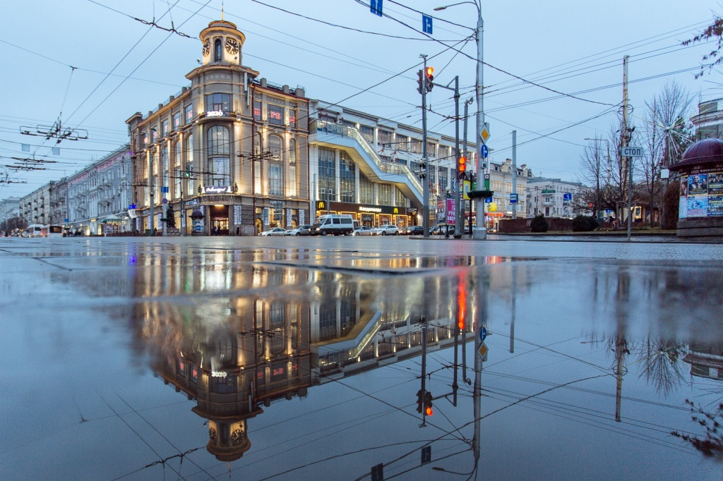 Ростовский фотограф в отражениях луж показал красоту донской столицы. Фото: Роман Неведров