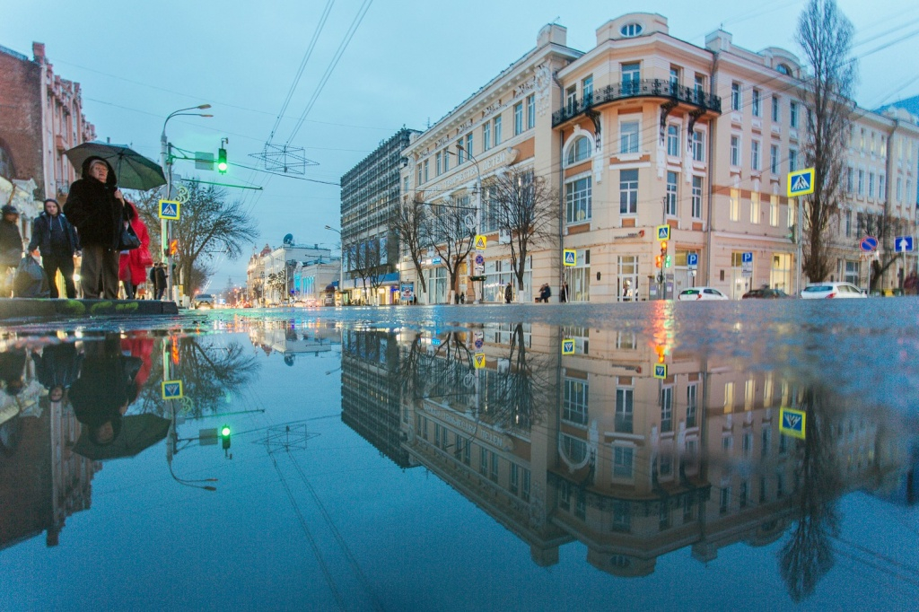 Ростовский фотограф в отражениях луж показал красоту донской столицы. Фото: Роман Неведров