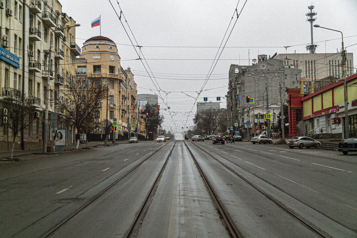 Улицы ростова платона. Ростов на Дону фото улиц прохожих. Улицы Ростова крепостной. Криминальные улочки Ростова на Дону.