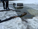 Два автомобиля в Ростовской области ушли под лед 
