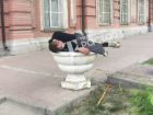 Проросший из цветочного вазона пьяный «воин» у здания комендатуры развеселил жителей Ростова