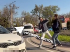 Полиция проверит видео с дракой таксистов в Ростове