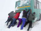 Женщина из Ростова вытолкала застрявший в снегу автобус и поймала северное сияние