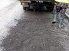 В Батайске залатали огромную яму на дороге из-за которой страдали водители