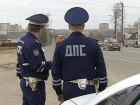 С зажатым в окне иномарки инспектором ДПС прокатился молодой автолюбитель в Ростовской области
