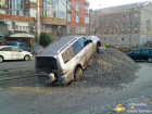 В Ростове водитель внедорожника «припарковался» на куче щебня на улице Горького. Фото