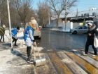 Уставшие от бездействия властей школьники с лопатами вышли на расчистку снега в Ростове 