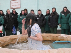 Первые в истории крещенские купания в женской колонии Азова сняли на видео