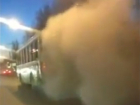 Задымившийся на полном ходу автобус испугал автомобилистов Ростова и попал на видео