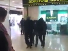 Жестокое задержание похитителя духов в торговом центре Ростова попало на видео