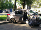 После удара о дерево и заправочную стойку на окраине Ростова иномарку смяло в гармошку