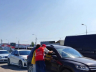 В Ростовской области волонтёры помогают водителям в очередях на заправках