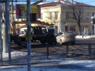 Нелепая авария с иномаркой и автокраном вызвала затор на дороге в центре Таганрога
