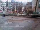 В Ростове огромный тополь упал на детскую площадку