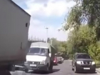 Опасный выезд внедорожника на встречку вызвал жаркие эмоции автолюбителя Ростова на видео