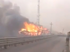 Уничтоживший два жилых дома ужасающий пожар в поле под Ростовом попал на видео