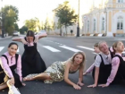 Жительницы Таганрога устроили танцы на обновленном асфальте улицы Петровской