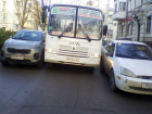 Полную пассажиров маршрутку «поймали» в капкан две припаркованные у обочины иномарки в Ростове