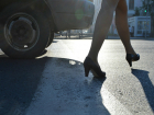 Смелый маневр девушки-пешехода на оживленной дороге закончился ДТП с микроавтобусом под Ростовом