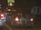 Ночное катание ростовских экстремалов на багажнике попало на видео