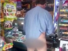 Мужчина с голой попой шокировал «до слез» продавщицу магазина в Ростове и попал на видео  