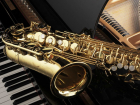 Целительная сила искусства: подбираем саксофон в День покупки музыкального инструмента