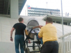 Проклинающие "доступную" среду мужики тащили на себе детскую коляску в Ростове