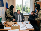 В Ростове чиновника и подрядчика поймали на взятке за незаконный снос деревьев