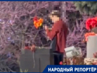 В Ростове у памятника Ленина парень украл букет тюльпанов