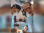 В Ростове успешно прооперировали ребенка с торчащими наружу органами