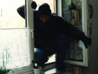 Пронырливый мужчина совершил "ювелирное" преступление в доме жительницы Новошахтинска