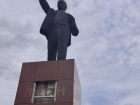 Вандалы разбили плитку на памятнике Ленину в парке Батайска